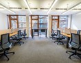 Coworking Space: Unsere Teambüros werden Dir gefallen! Alle Büros sind bereits frisch renoviert und mit hochwertigem Mobiliar ausgestattet.
Es stehen insgesamt 34 Büros in unterschiedlichen Größen von 2 Arbeitsplätzen bis 100 Arbeitsplätzen zur Verfügung.
Gerne erstellen wir ein individuelles Angebot. - Plaza Cubes 