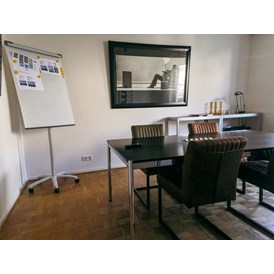 Coworking Space: Meetingraum für bis zu 6 Personen mit UHD Screen - Owls & Larks Coworking
