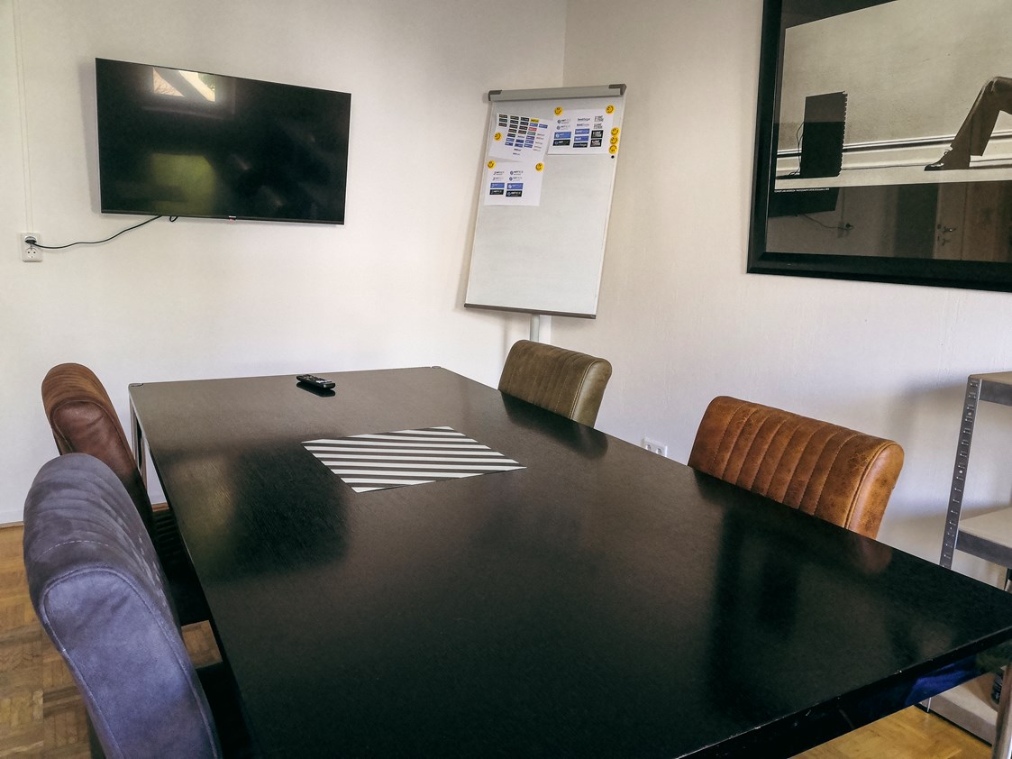 Coworking Space: Meetingraum für bis zu 6 Personen mit UHD Screen - Owls & Larks Coworking