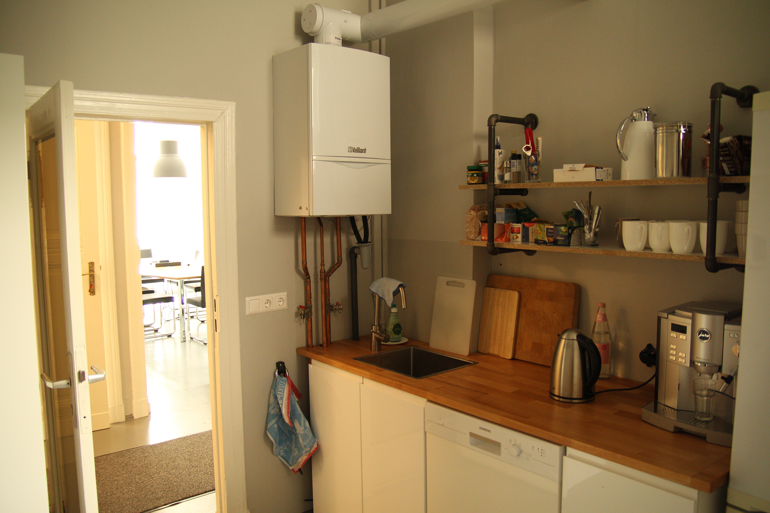 Coworking Spaces - Berlin-Stadt - Küche mit Kaffeemaschine, Wasserkocher  und Kühlschrank  - Coworking Space Berlin-Charlottenburg