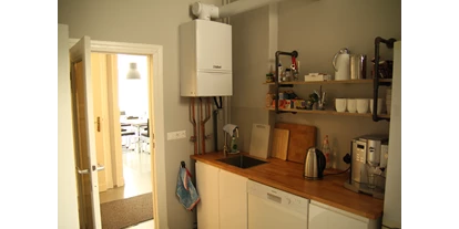 Coworking Spaces - Brandenburg Süd - Küche mit Kaffeemaschine, Wasserkocher  und Kühlschrank  - Coworking Space Berlin-Charlottenburg