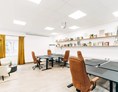 Coworking Space: Büroraum mit höhenverstellbaren Schreibtischen und Sitzecke - herrliches coworking