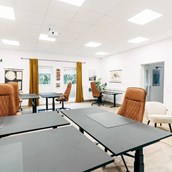 Coworking Space - Büroraum mit höhenverstellbaren Schreibtischen und Sitzecke - herrliches coworking