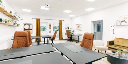Coworking Spaces - PLZ 27404 (Deutschland) - Büroraum mit höhenverstellbaren Schreibtischen und Sitzecke - herrliches coworking