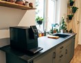 Coworking Space: Gemeinschaftsküche mit Wasserspender, Spülmaschine und Kaffeemaschine - herrliches coworking