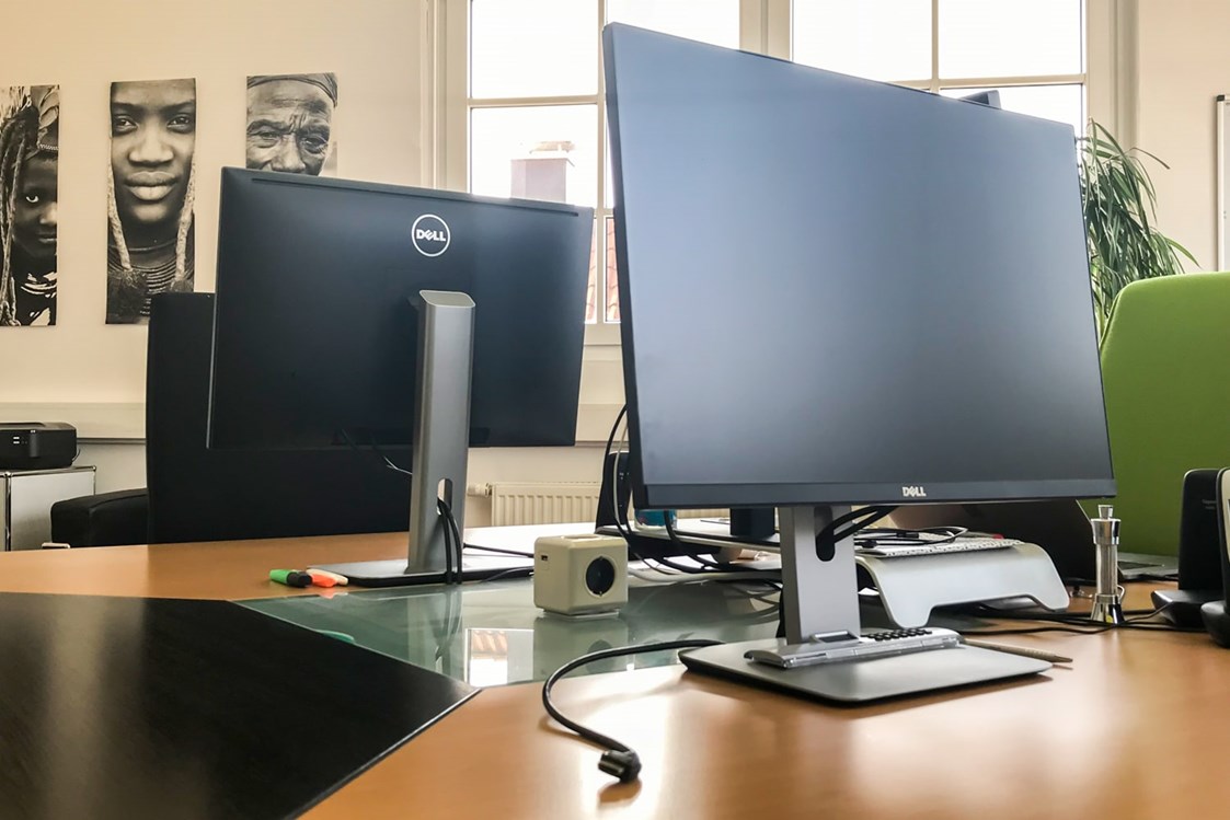 Coworking Space: Schreibtischplatz mit 24-Zoll-Display - Coworking Bodensee