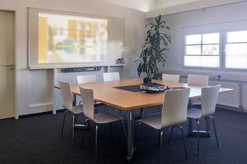 Coworking Space: Konferenzraum mit Tisch für acht Personen - Coworking Bodensee