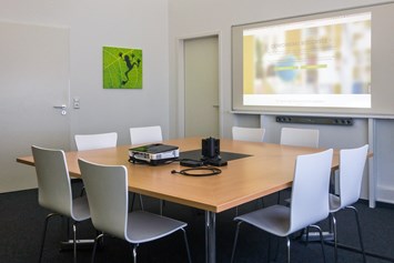 Coworking Space: Konferenzraum mit Whiteboard und Beamer … - Coworking Bodensee