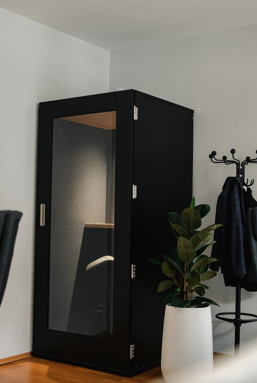 Coworking Space: Telefonzelle für Meetings - DREIZEHN[37]