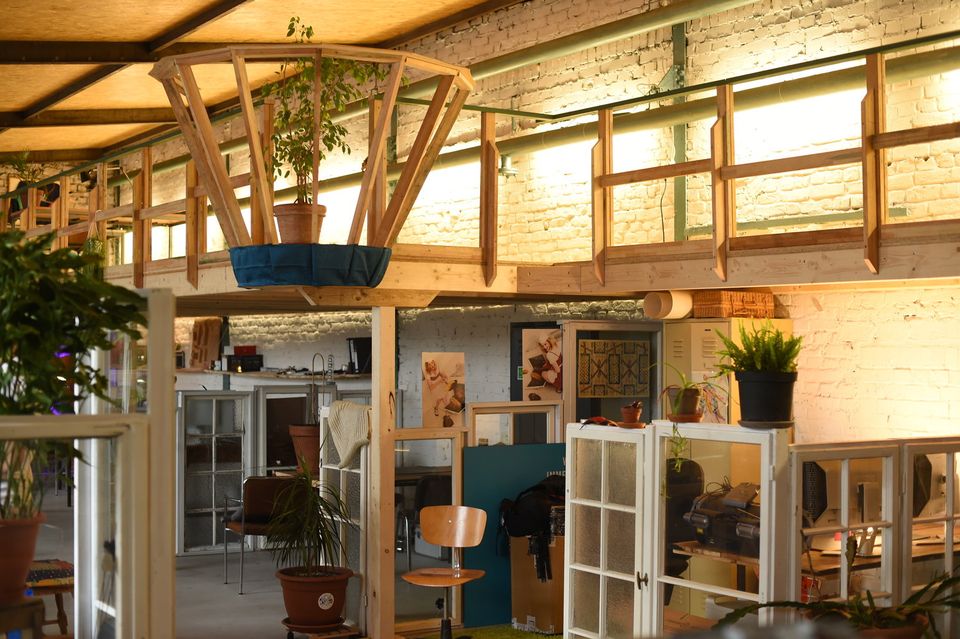 Coworking spaces - Berlin - Im Großraumbüro gibt es reichlich Platz auf zwei Ebenen - Karibuni | Creative Hub & Coworking Space