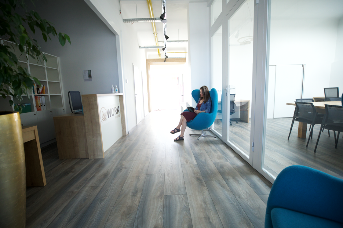 Coworking Space: In unserem CoWork Café kast du die Möglichkeit einzelne Büros oder aber einen variablen Schreibtisch zu buchen.  - Cowork Café