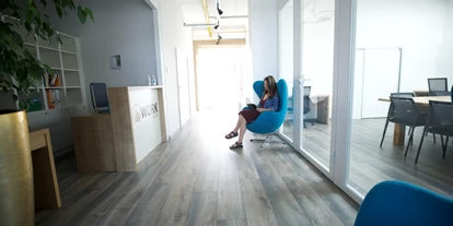 Coworking Spaces - Zugang 24/7 - Österreich - In unserem CoWork Café kast du die Möglichkeit einzelne Büros oder aber einen variablen Schreibtisch zu buchen.  - Cowork Café