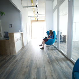 Coworking Space: In unserem CoWork Café kast du die Möglichkeit einzelne Büros oder aber einen variablen Schreibtisch zu buchen.  - Cowork Café
