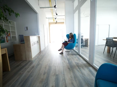 Coworking Space: In unserem CoWork Café kast du die Möglichkeit einzelne Büros oder aber einen variablen Schreibtisch zu buchen.  - Cowork Café