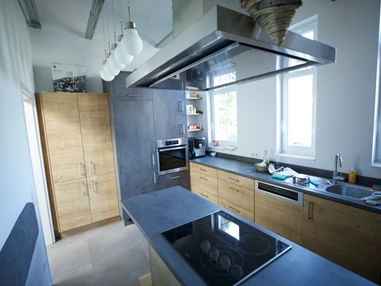 Coworking Space: Die Gemeinschafts-Küche ist voll ausgestattet, und kann auch für Koch-Workshops bis zu 10 Personen gebucht werden.  - Cowork Café