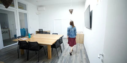 Coworking Spaces - Zugang 24/7 - Österreich - In unserem lichtdurchflutetem Beschprechungsraum inkl. Multi-Media Ausstattung finden bequem 10 Personen Platz.  - Cowork Café