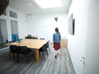 Coworking Space: In unserem lichtdurchflutetem Beschprechungsraum inkl. Multi-Media Ausstattung finden bequem 10 Personen Platz.  - Cowork Café