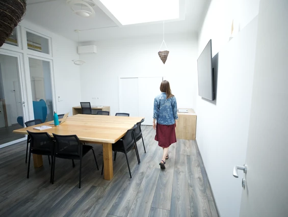 Coworking Space: In unserem lichtdurchflutetem Beschprechungsraum inkl. Multi-Media Ausstattung finden bequem 10 Personen Platz.  - Cowork Café