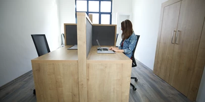 Coworking Spaces - Zugang 24/7 - Österreich - Die variablen Arbeitsplätze sind mit Schallfängern abgetrennt und jweils auch mit LAN versehen. 
Glasfaster Internet versteht sich von selbst.  - Cowork Café