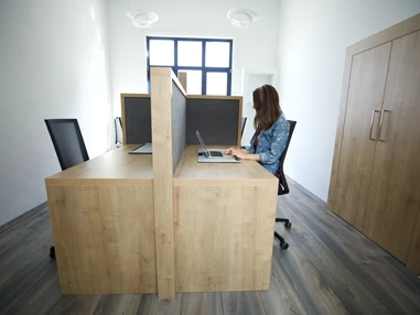 Coworking Space: Die variablen Arbeitsplätze sind mit Schallfängern abgetrennt und jweils auch mit LAN versehen. 
Glasfaster Internet versteht sich von selbst.  - Cowork Café