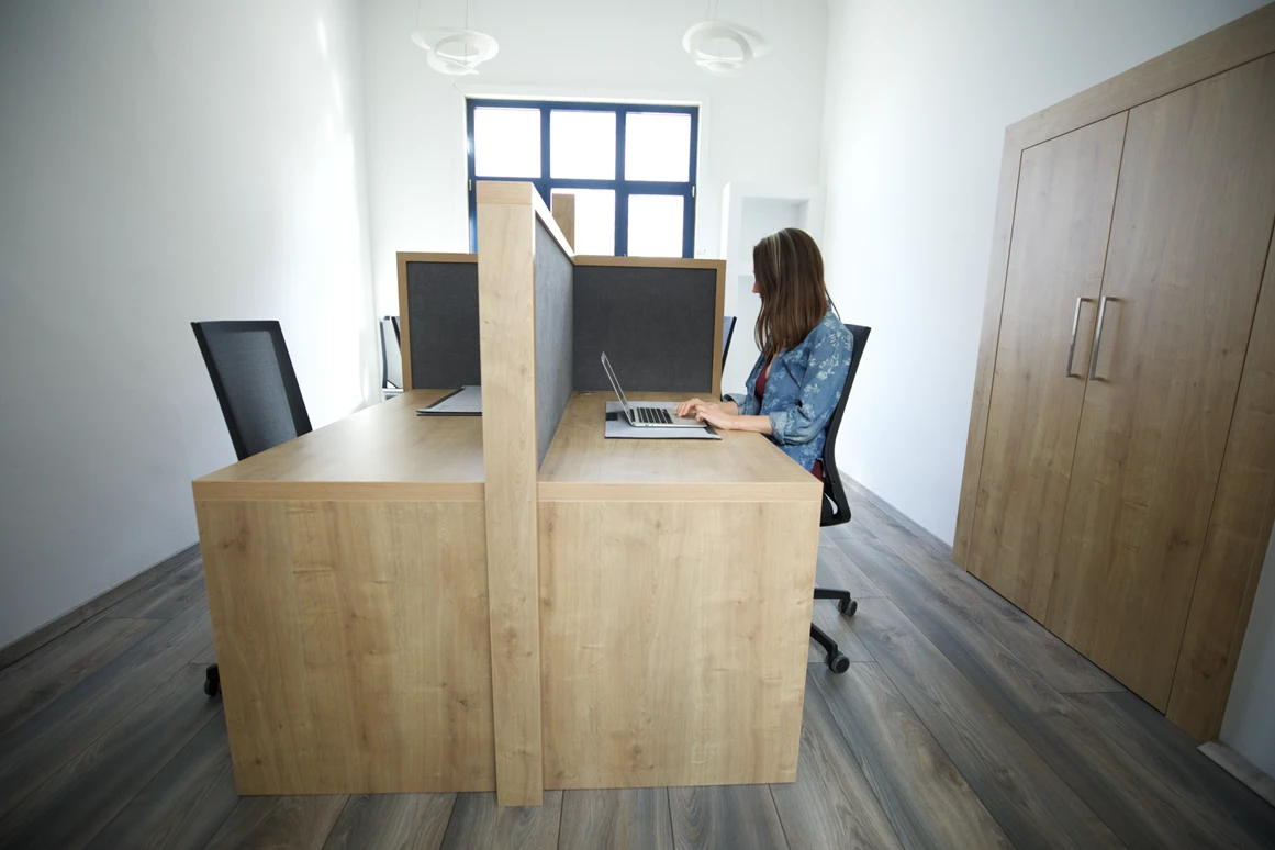 Coworking Space: Die variablen Arbeitsplätze sind mit Schallfängern abgetrennt und jweils auch mit LAN versehen. 
Glasfaster Internet versteht sich von selbst.  - Cowork Café