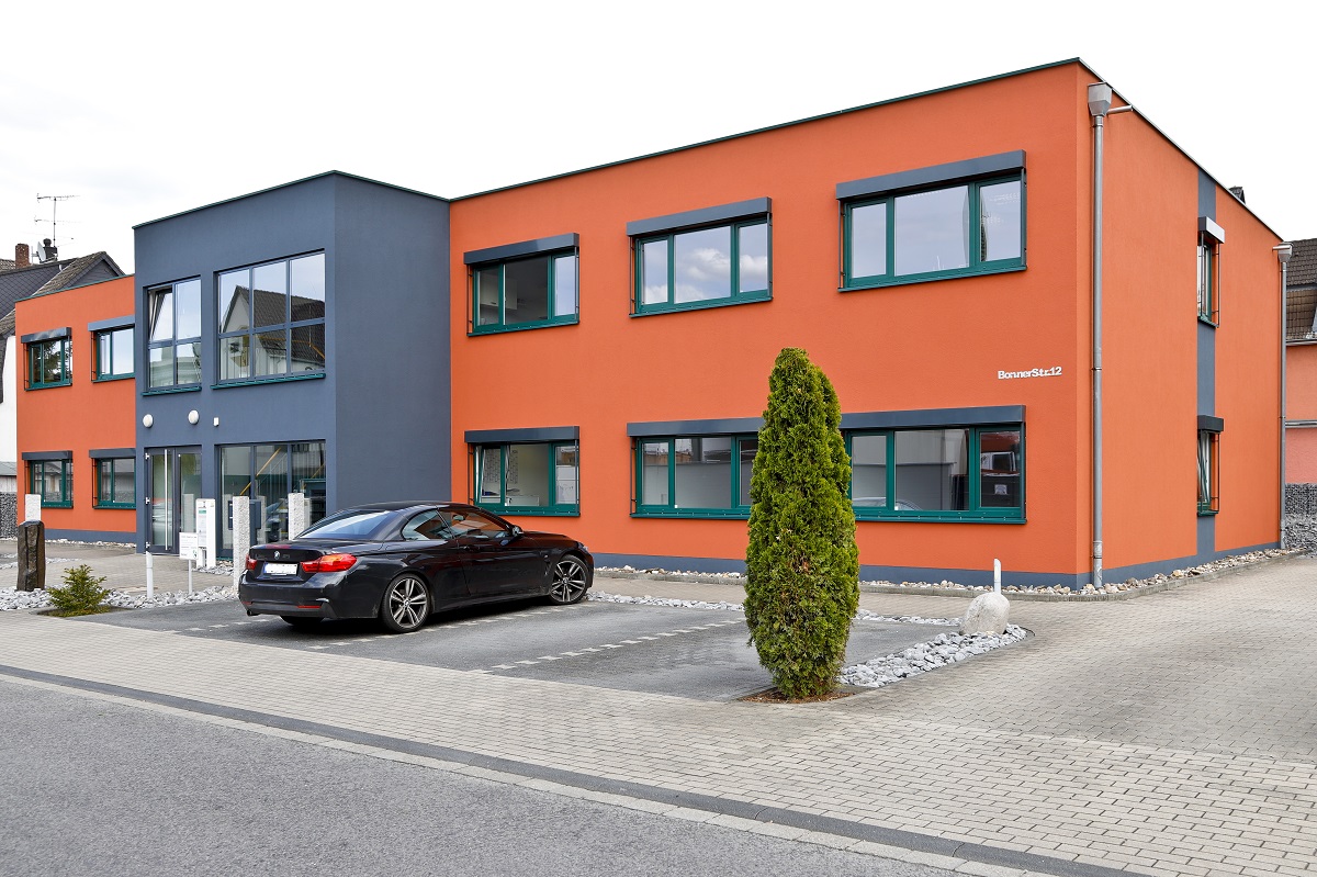 Coworking Space: Gebäude mit Parkplätzen - headrooms