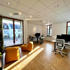 Coworking Space: Büro 1 mit höhenverstellbaren Schreibtischen und einstellbare Bürostühle - dyonix Workspaces