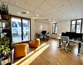 Coworking Space: Büro 1 mit höhenverstellbaren Schreibtischen und einstellbare Bürostühle - dyonix Workspaces