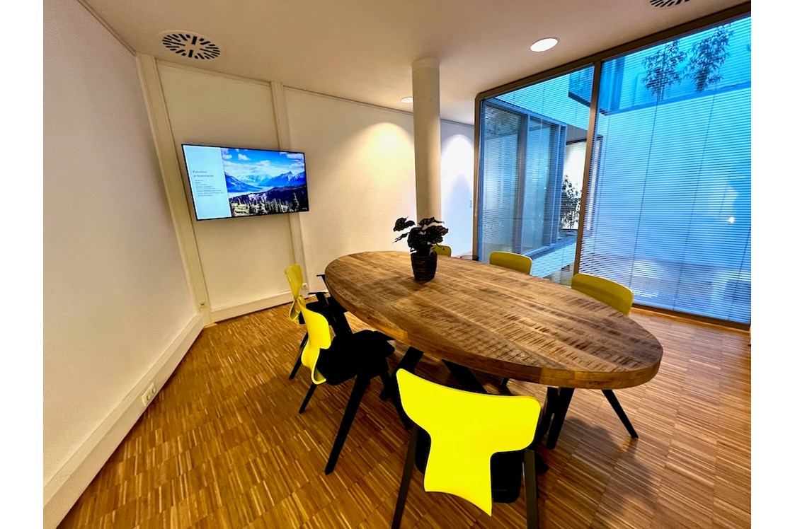 Coworking Space: Besprechungsraum mit Fernseher - dyonix Workspaces