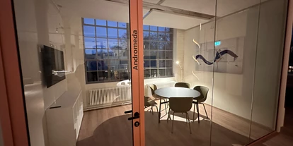 Coworking Spaces - Brandenburg Süd - Meetingraum für 5 Personen mit Bildschirm - smartspaces
