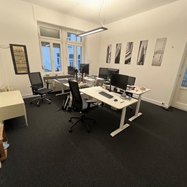 Coworking Space: Hauptraum mit vier Schreibtischen - HeinerHub