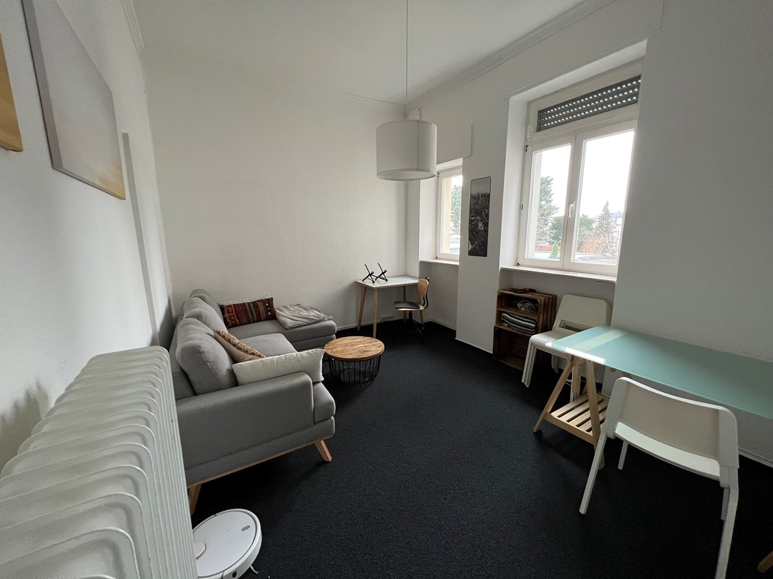 Coworking Space: Meetingraum mit Couch, Tisch für Calls und Tisch /Stühle für Meetings  - HeinerHub