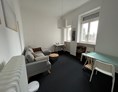Coworking Space: Meetingraum mit Couch, Tisch für Calls und Tisch /Stühle für Meetings  - HeinerHub