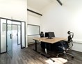 Coworking Space: Wir bieten drei Doppelbüros an. Die zwei Arbeitsplätze können bei Verfügbarkeit auch einzeln angemietet werden. - WERK.ZWEI