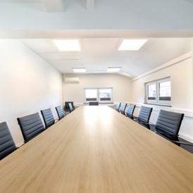 Coworking Space: Unser Konferenzraum kann auch für externe Veranstaltungen gebucht werden. Wir bieten Platz für bis zu 20 Personen. - WERK.ZWEI