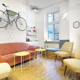 Coworking Space: Unser Cafébereich für die Kaffeepause zwischendurch. Wir servieren leckere Caféspezialitäten mit Coffee Circle Bohnen. - JuggleHub Coworking