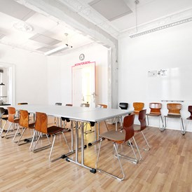 Coworking Space: großer Konferenzraum für bis zu 30 Personen (ohne Corona Einschränkungen). - JuggleHub Coworking