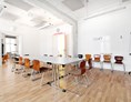 Coworking Space: großer Konferenzraum für bis zu 30 Personen (ohne Corona Einschränkungen). - JuggleHub Coworking