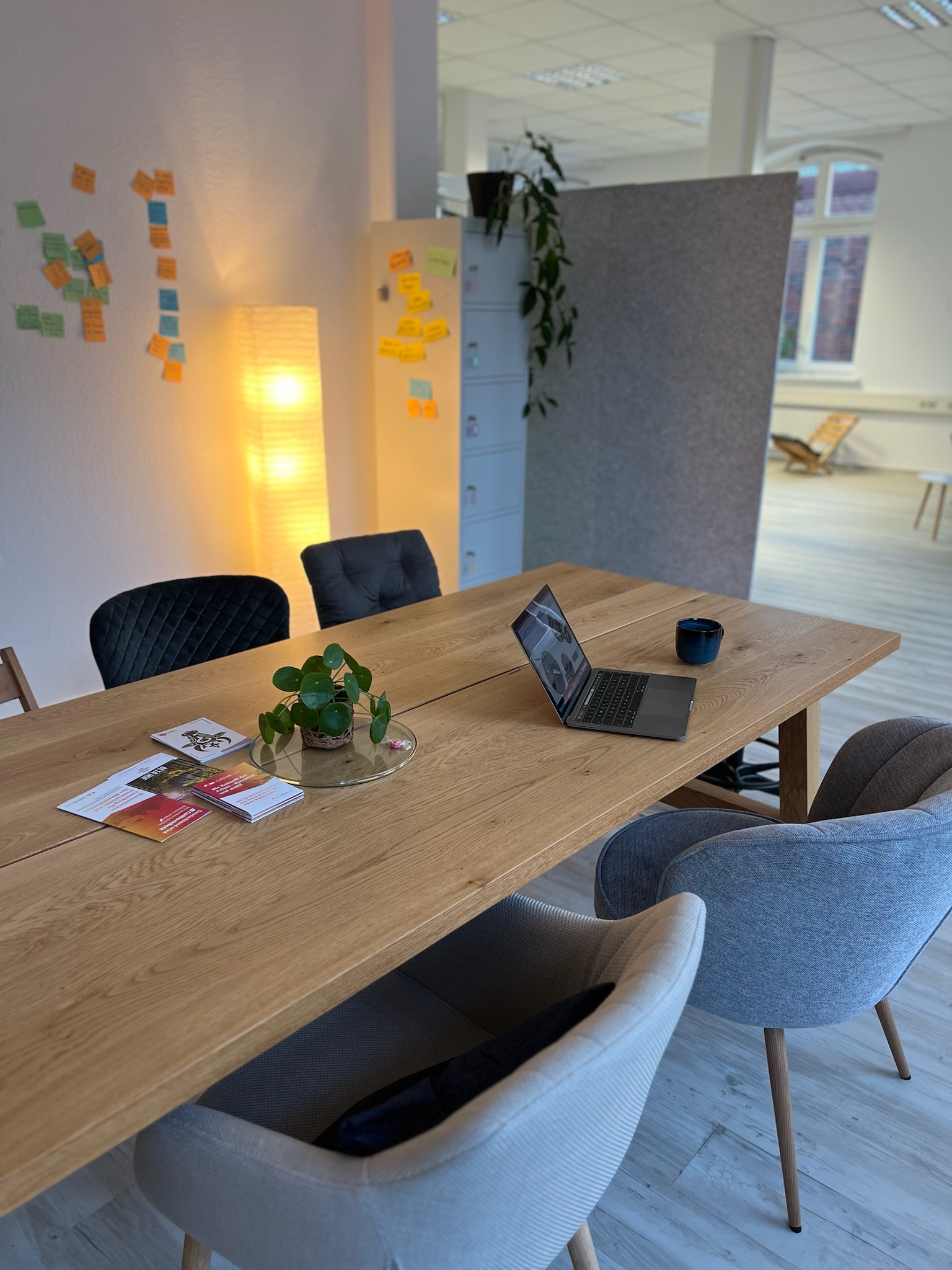 Coworking Space: Großer Esstisch für Workshops, Besprechungen oder unser Community-Frühstück. - vitamin K4