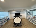Coworking Space: Design-Büro mit Stil: Hochwertige Möbel von USM, Vitra und Hermann Miller
