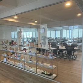 Coworking Space: Design-Büro mit Stil: Hochwertige Möbel von USM, Vitra und Hermann Miller