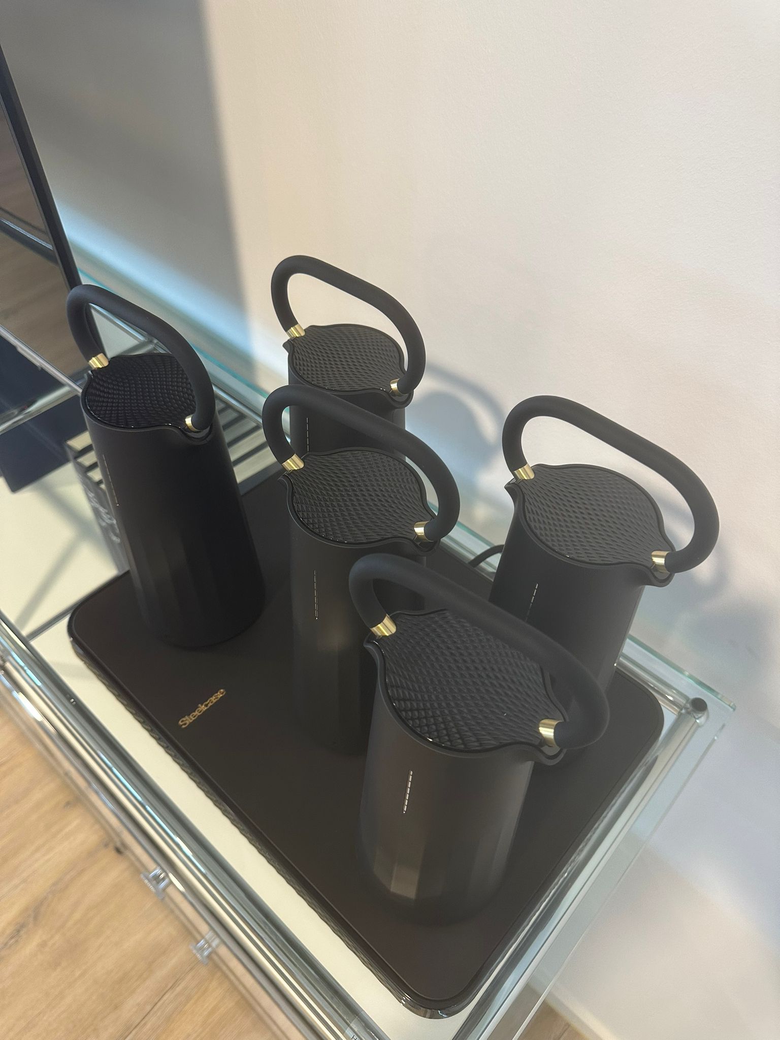 Coworking Space: Design-Büro mit Stil: Hochwertige Möbel von USM, Vitra und Hermann Miller