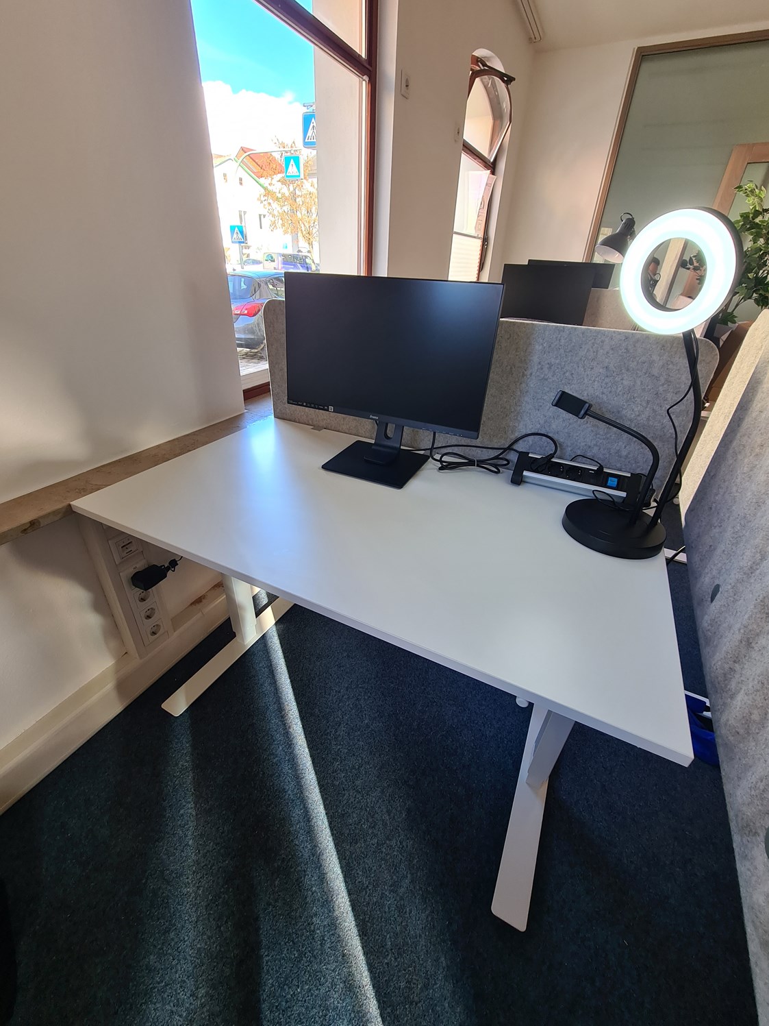 Coworking Space: Ausstattung Arbeitsplatz:
- Höhenverstellbarer Tisch
- 24" Monitor
- Schreibtischlampe - SPACS Coworking