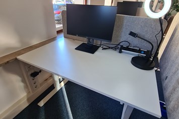 Coworking Space: Ausstattung Arbeitsplatz:
- Höhenverstellbarer Tisch
- 24" Monitor
- Schreibtischlampe - SPACS Coworking