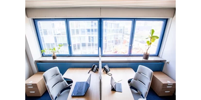 Coworking Spaces - Stuttgart / Kurpfalz / Odenwald ... - Hier sehen Sie eines unserer Drei Doppelbüros.
Es ist hell, geräumig und mit neuen, modernen Möbeln ausgestattet. Die Rollcontainer und Schränke sind individuell abschließbar. - OfficeSpace Bischoff365