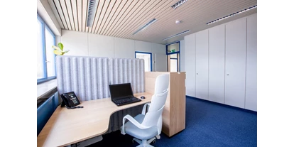 Coworking Spaces - Stuttgart / Kurpfalz / Odenwald ... - Enes der Doppelbüros aus einer anderen Perspektive.
Es ist hell, geräumig und mit neuen, modernen Möbeln ausgestattet. Die Rollcontainer und Schränke sind individuell abschließbar. - OfficeSpace Bischoff365