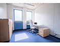 Coworking Space: Hier sehen Sie unser helles Einzelbüro.
Das Büro ist lichtdurchflutet und wie alle, mit neuen, modernen Möbeln ausgestattet.
 - OfficeSpace Bischoff365