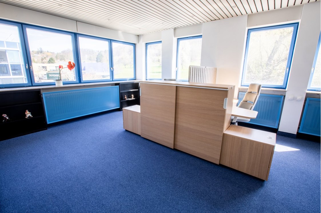 Coworking Space: Hier sehen Sie das Eck-Doppelbüro, Mit besonders viel Licht gehört es zu unseren schönsten Büros. Es ist auch das geräumigste. - OfficeSpace Bischoff365