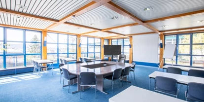 Coworking Spaces - Stuttgart / Kurpfalz / Odenwald ... - Der große und lichtdurchflutete Konferenz- und Schulungsraum inklusive Tische, Stühle sowie diverser Technik (75" Flatscreen, Beamer, Flipchart u.v.m.).
Der Raum bietet Platz für 30 bis 40 Leute (Sitzmöglichkeiten inklusive Tisch) - OfficeSpace Bischoff365