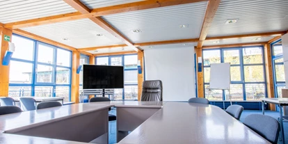 Coworking Spaces - Stuttgart / Kurpfalz / Odenwald ... - Der große und lichtdurchflutete Konferenz- und Schulungsraum inklusive Tische, Stühle sowie diverser Technik (75" Flatscreen, Beamer, Flipchart u.v.m.).
Der Raum bietet Platz für 30 bis 40 Leute (Sitzmöglichkeiten inklusive Tisch) - OfficeSpace Bischoff365